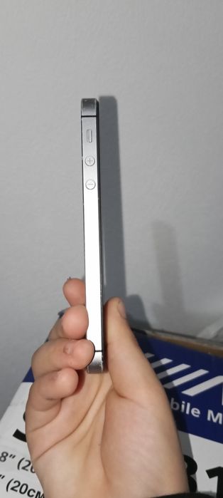 iPhone cu mufă de încărcare defectă