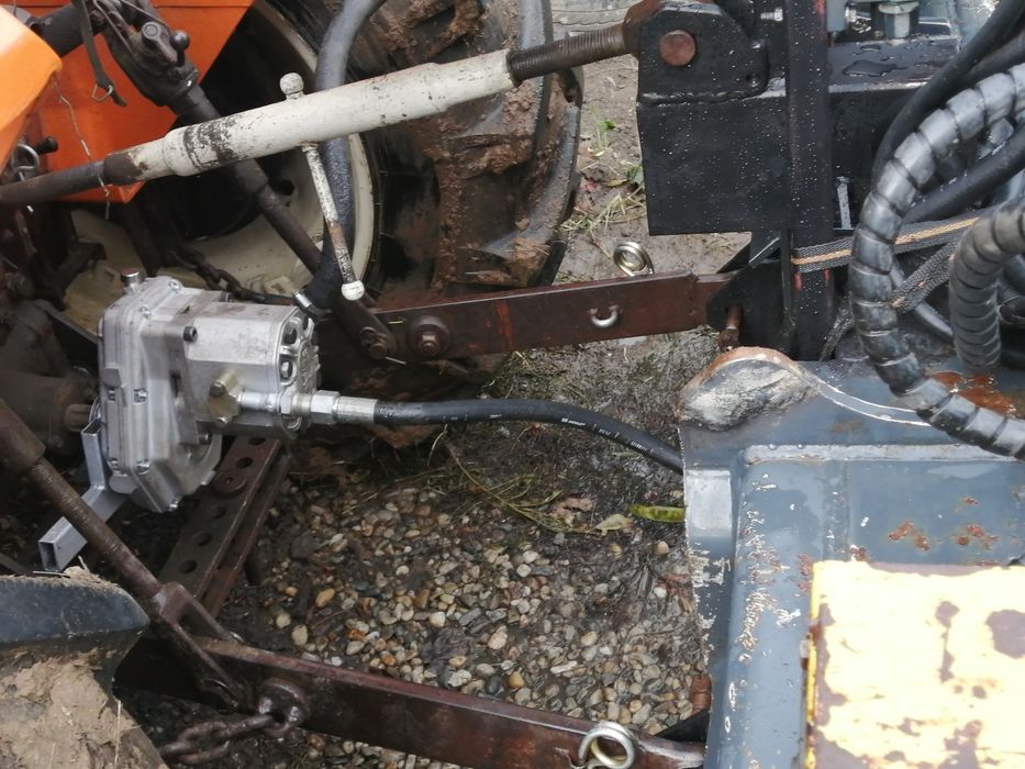 Brat excavat la tractor o722_633_84o