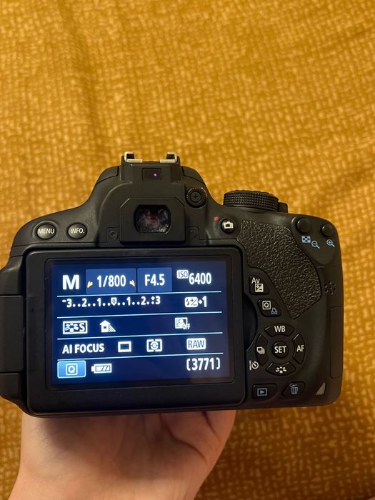 Фотоапарат Canon EOS 700D