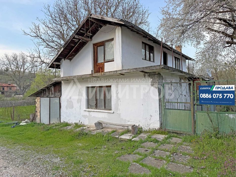 Продава вила на два етажа с дворно място 1,5 дка в с. Писарево, общ. Нови пазар, област Шумен