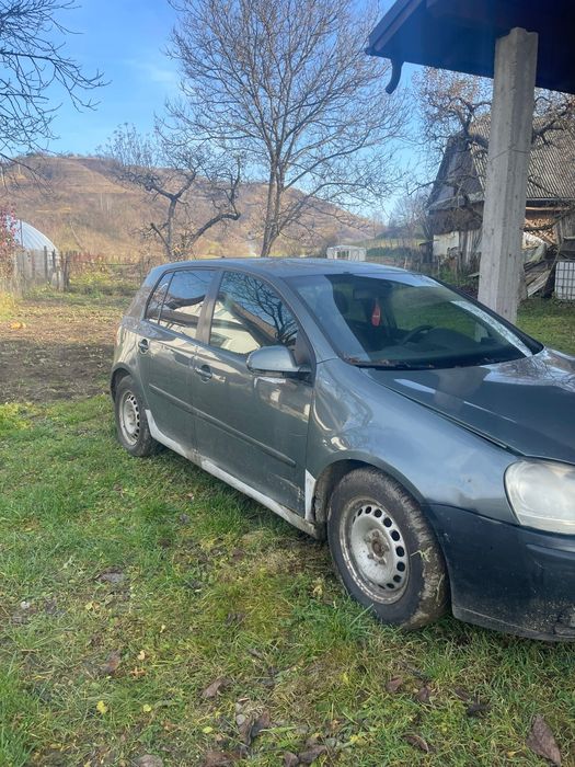 Vând golf 5 pentru dezmembrări