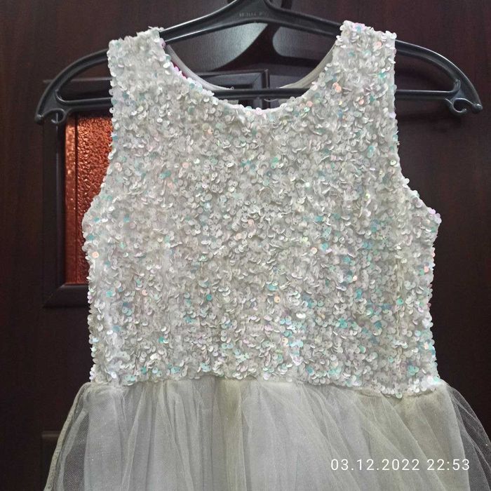 Платье для девочки в отличном состоянии.