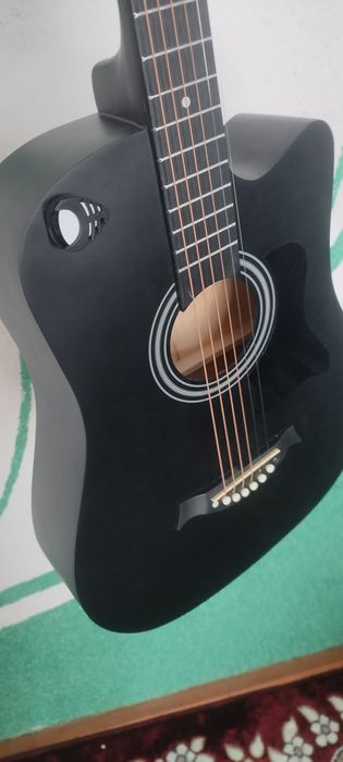 Akustik gitara sotiladi