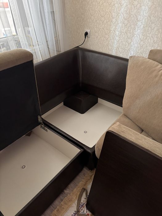 Продается диван с полочками на боку