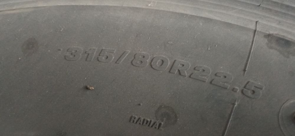 2бр гуми с джанти  за камион