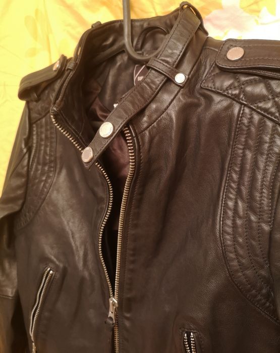 Jacheta de piele, Neagra