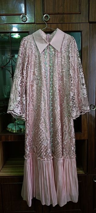 Toʻybop abaya stilidagi koʻylak mehr bilan tiktirilgan