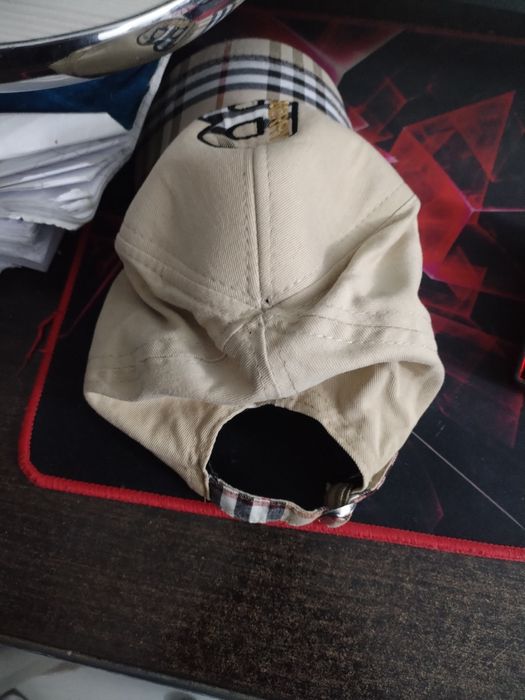 vând șapcă burberry