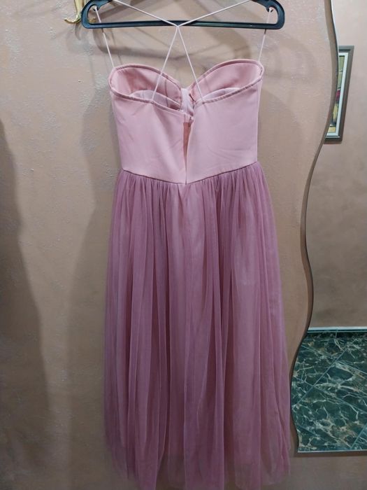 Нежна розова рокля – изисканост с романтичен нюанс