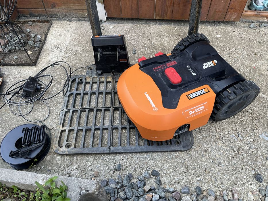 Robot tuns iarba