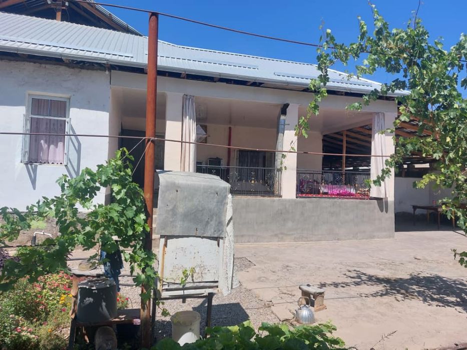 Срочно продам дом. Шошилинч Уй сотилади яхши жойда жойлашган.