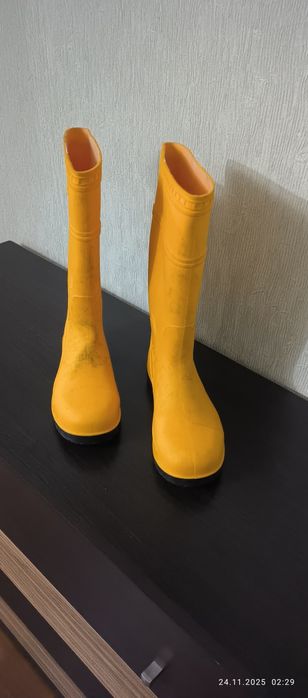 Продам новые резиновые сапоги