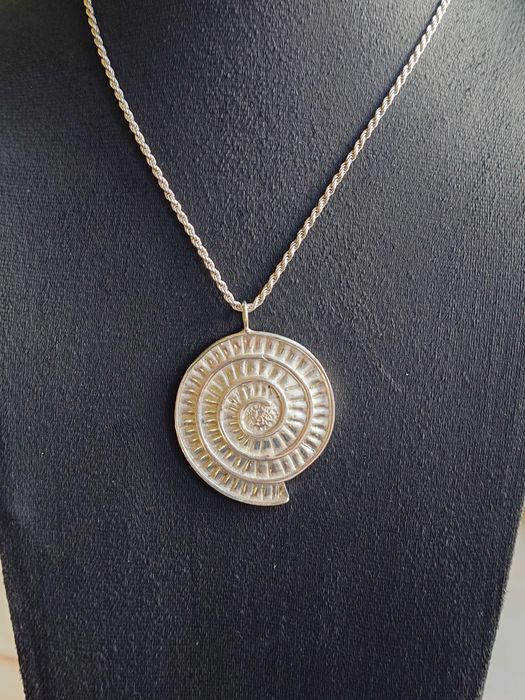 Pandantiv spirală – ammonit stilizat din argint