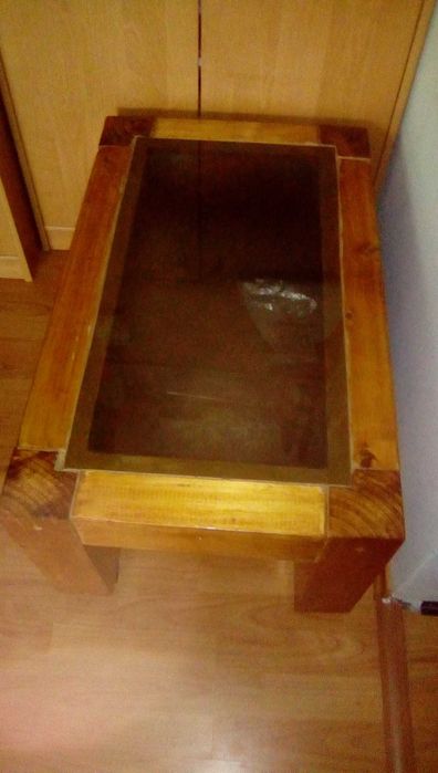 masa de cafea cu geam