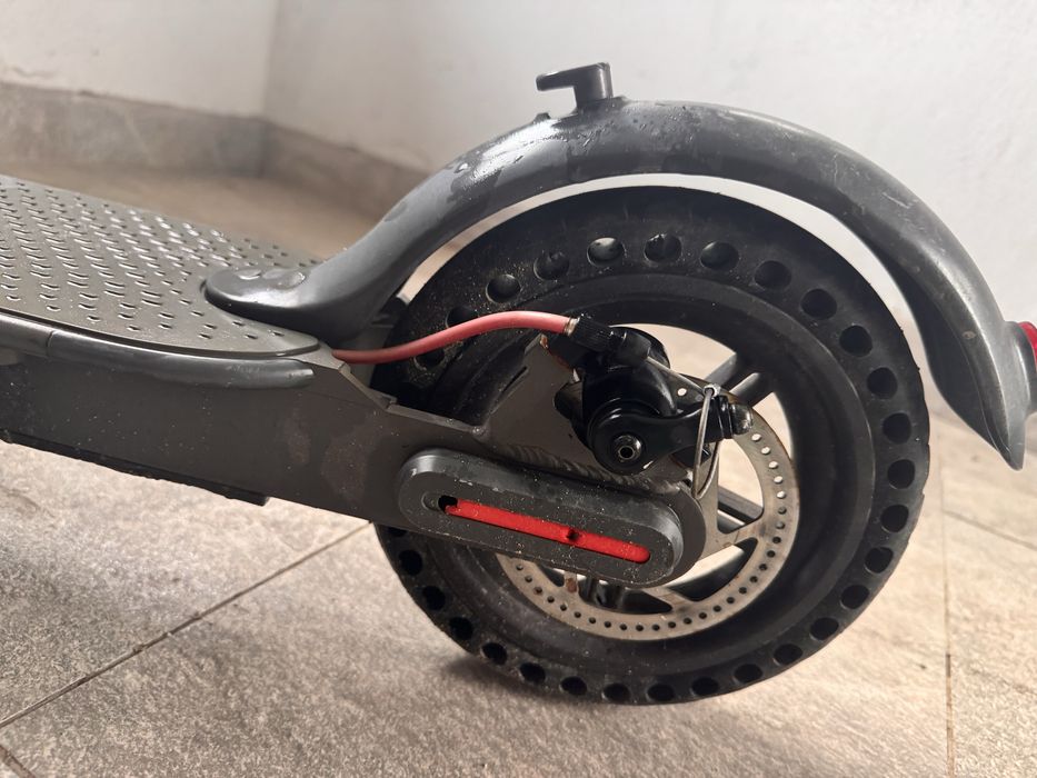 Vand trotineta electrica cu incarcator