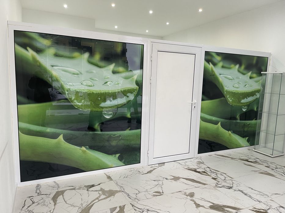 ПВЦ параван с врата (остъклен с фолио което се маха)- 470см./205см.