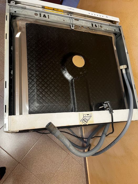 Съдомиялна за вграждане 60см Whirlpool