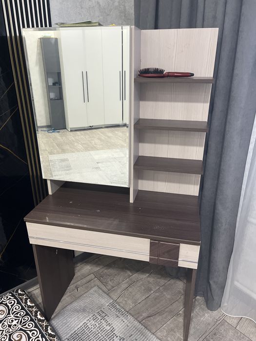 Продам женский столик