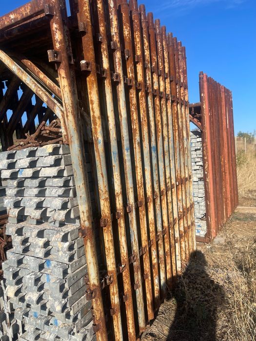 Скеле 300кв +стойки за него 2по 150кв