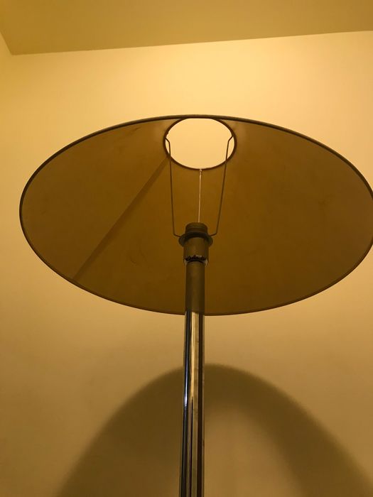 Подов лампион за хол, спалня или офис.