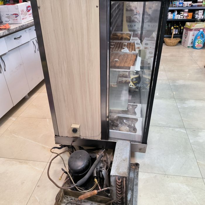 Сладкарска хладилна витрина