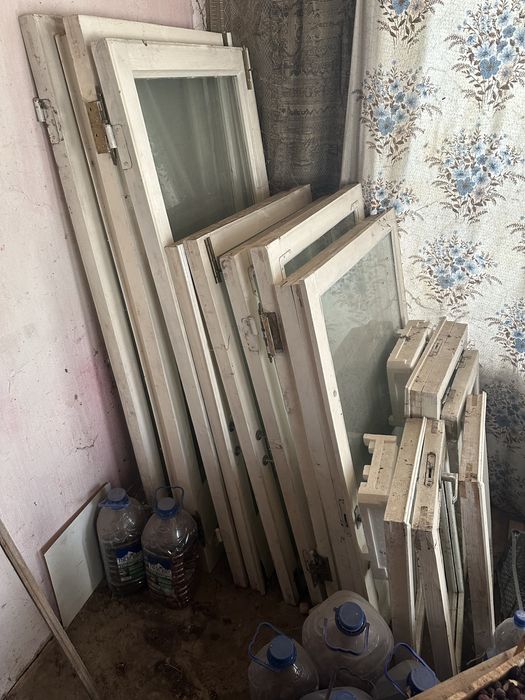 Окна БУ деревянные , белые. со стеклом.