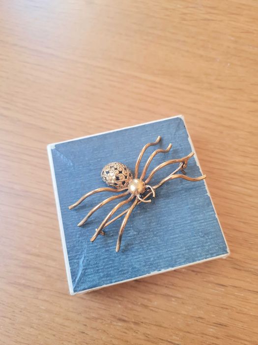 Бижута - колие с обеци, брошка