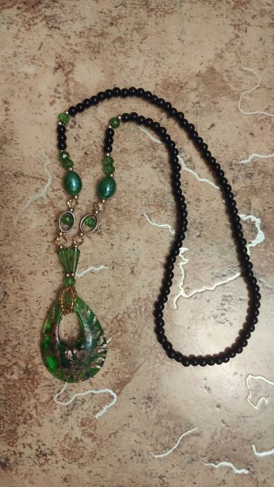 Длинные женские бусы