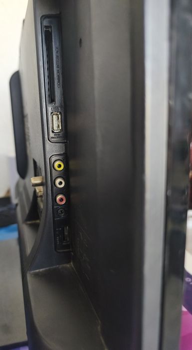 Monitor/Tv funcțional(cred,nu am cablu la el)