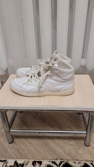 Продам женские кроссовки Reebok