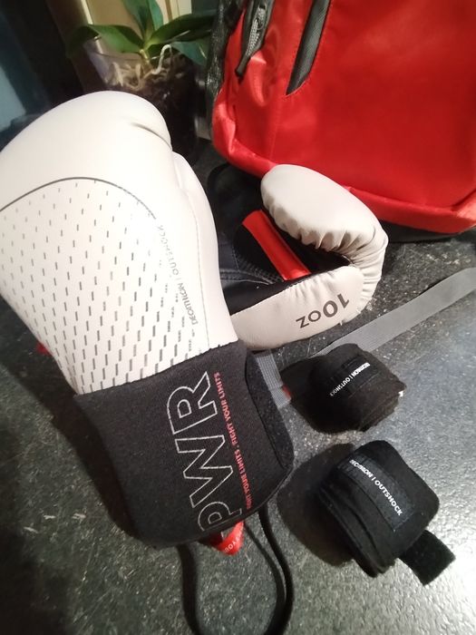 Боксови ръкавици  за Муай тай ,раница и спортен бинт за ръце