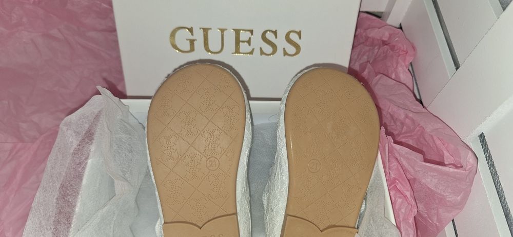 Прекрасни обувки Guess за малка принцеса