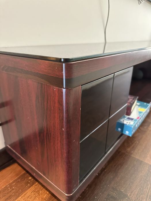 ТВ шкаф махагон и черно стъкло