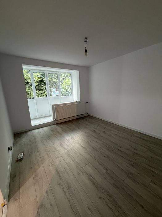 Apartament decomandat 3 camere .  Apartamentul are centrala de bloc ( centrala pe scara )