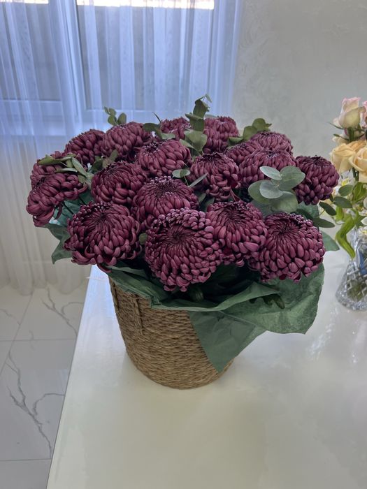 Цветы букеты свежие розы и хризонтема в корзине