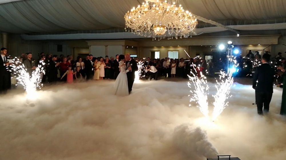 Fum greu cu gheață carbonica/artificii pentru dansul mirilor