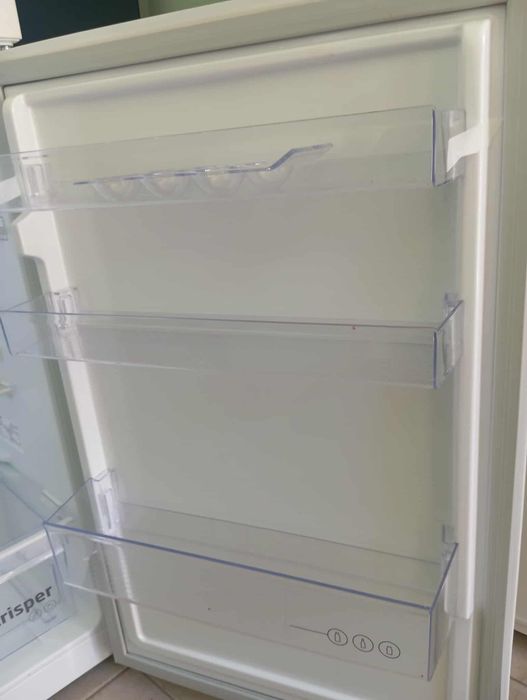 Хладилник с горна камера Беко