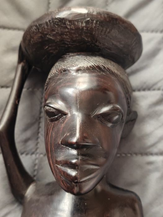 Statuetă africană sculptată manual din lemn de abanos – 35 cm