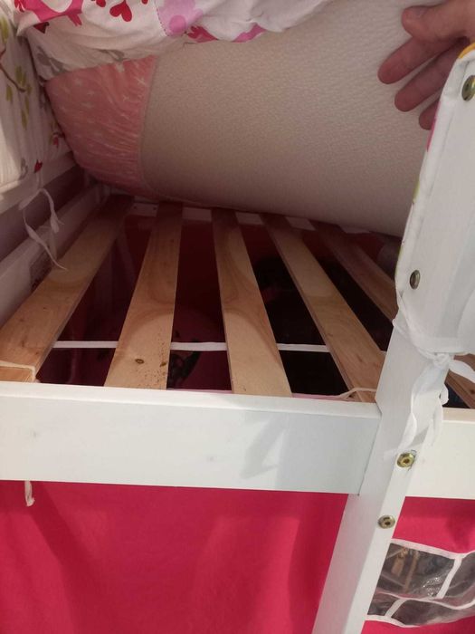 Pat supraetajat cu tobogan pentru copii fericiți