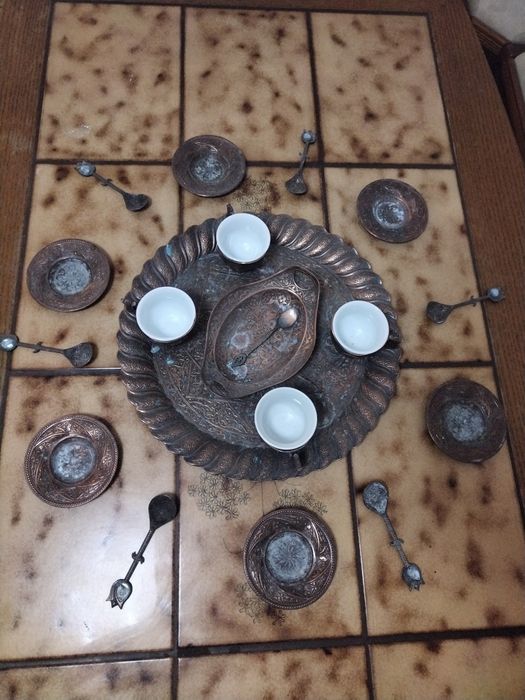 Комплект старинен сервиз за чай или кафе изработен от мед. 
Идеален за