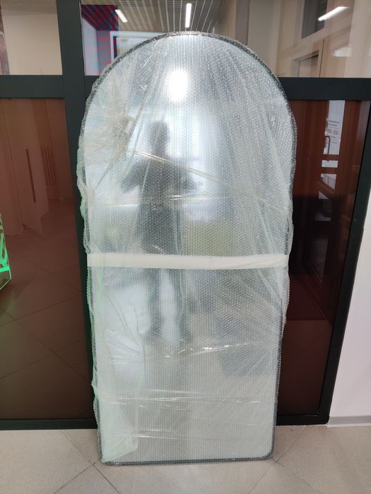 Зеркало настенное имеется подставка.