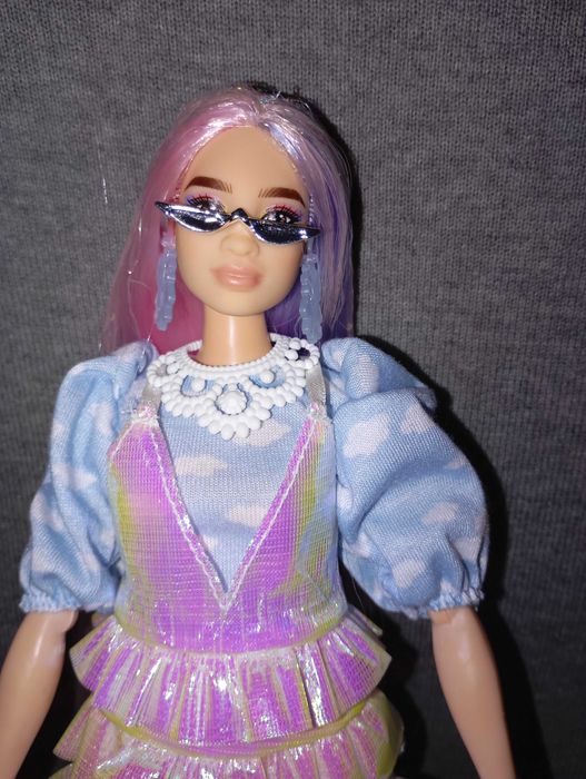 Кукла Barbie Extra с бяло куче.