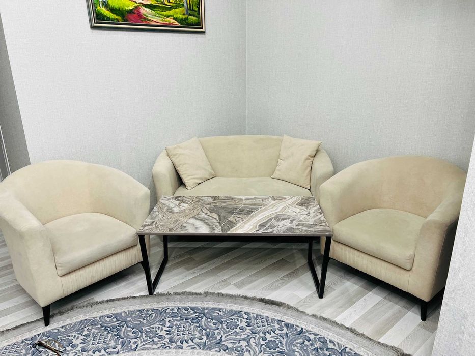 Комплекс диван кресла в подарок столик.