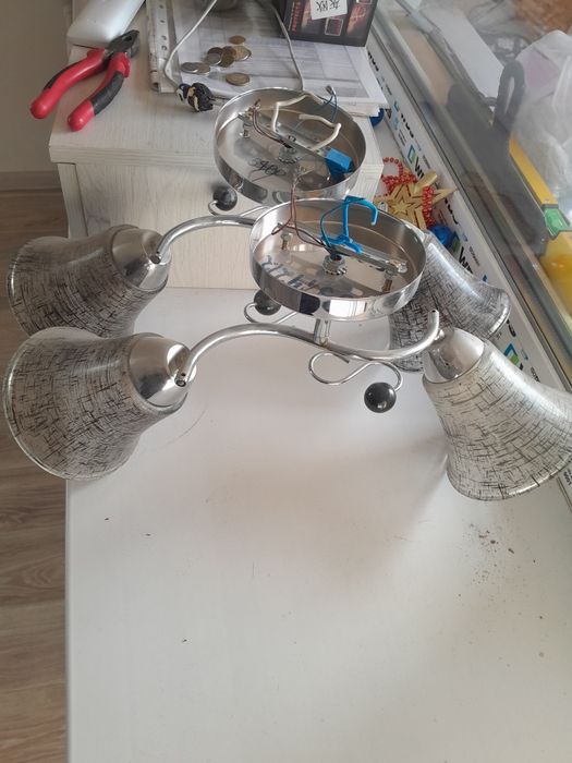 Продам  люстры  2 шт