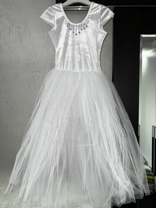 Платье сценичное Балерина белое  5-7 лет и платье  белое нарядное7-8 л