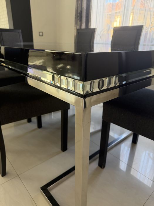 Трапезна маса със столове