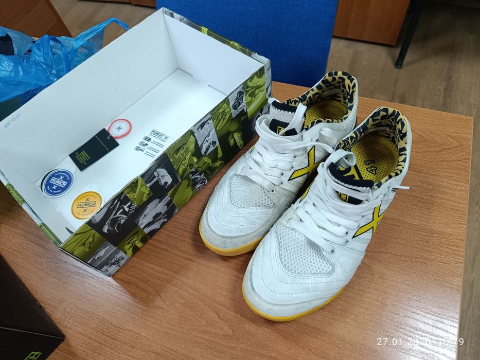 Продам кроссовки для футзала