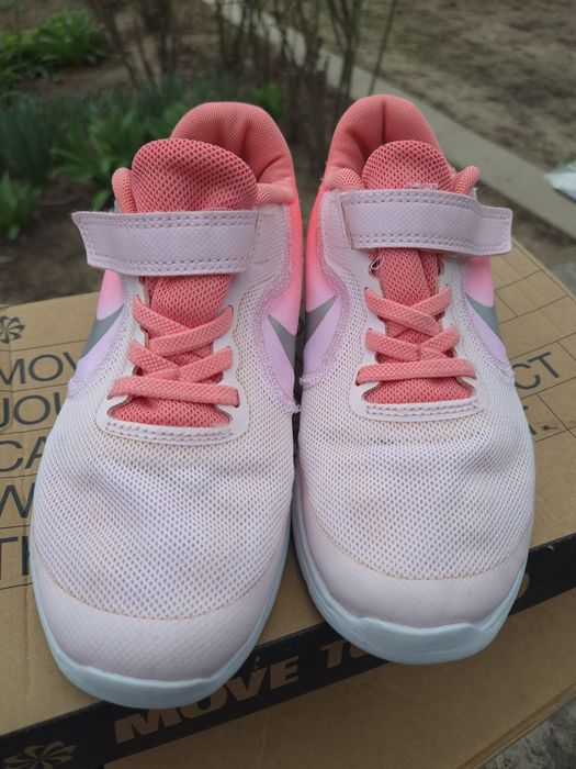 Vând adidași Nike!