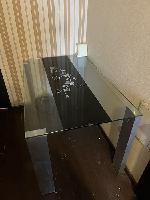 Продам стеклянный стол
