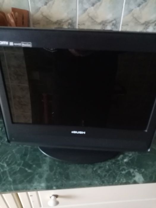 Vând televizor cu DVD player încorporat Bush